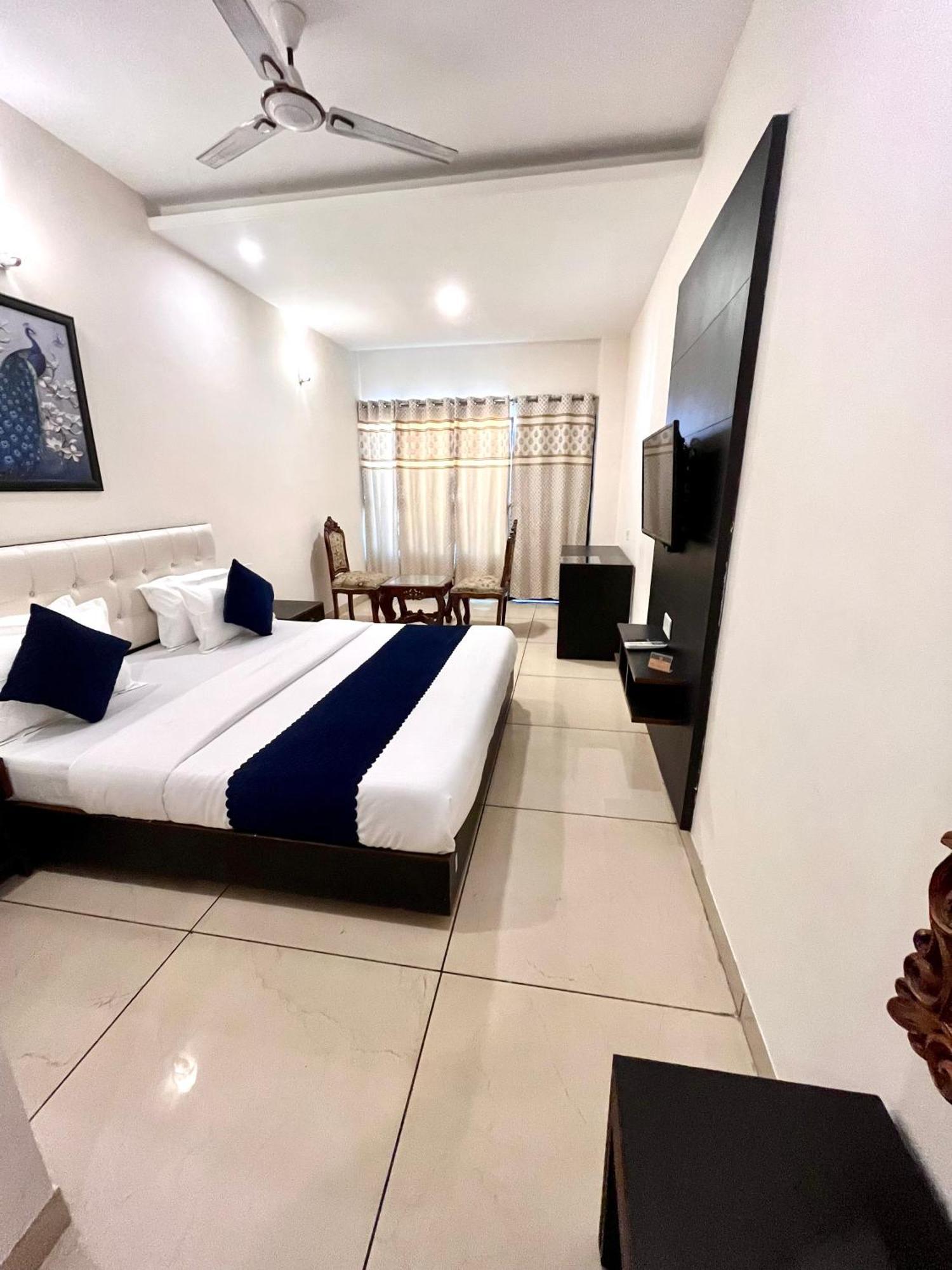 Hotel Jb Residency !! Luxurious & Royal Balcony Rooms !! Large Rooms Zirakpur Exterior foto