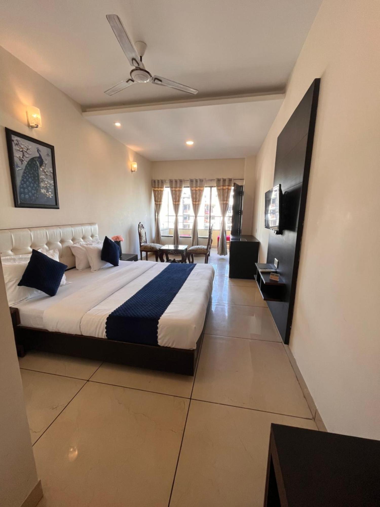 Hotel Jb Residency !! Luxurious & Royal Balcony Rooms !! Large Rooms Zirakpur Exterior foto