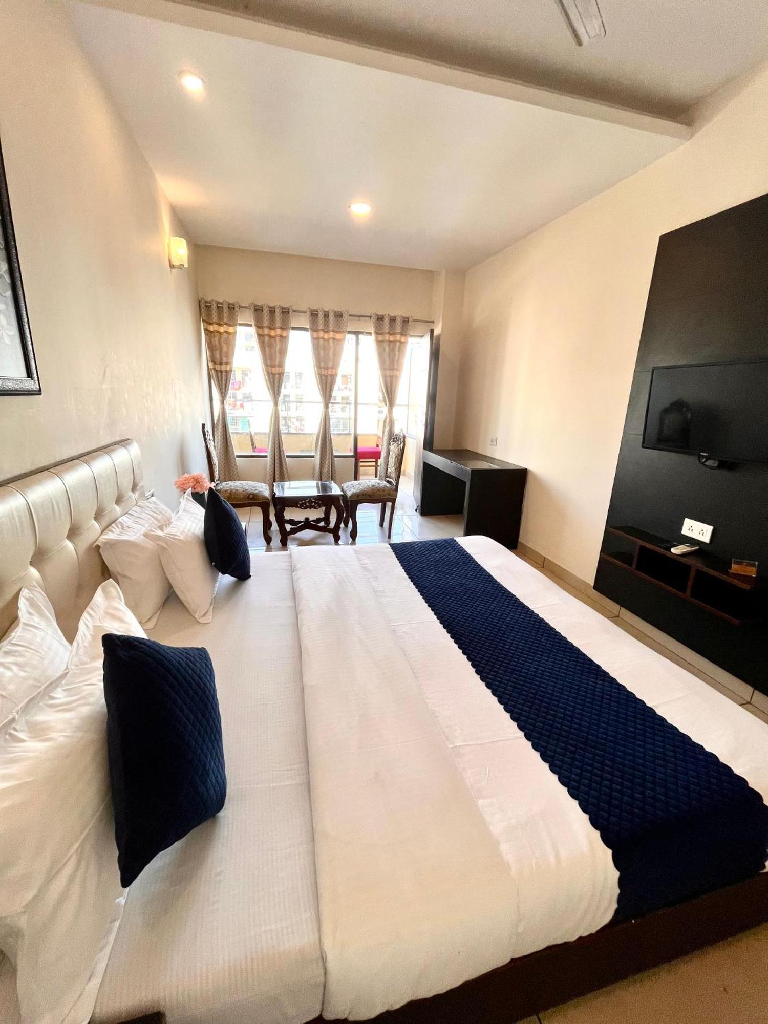 Hotel Jb Residency !! Luxurious & Royal Balcony Rooms !! Large Rooms Zirakpur Exterior foto