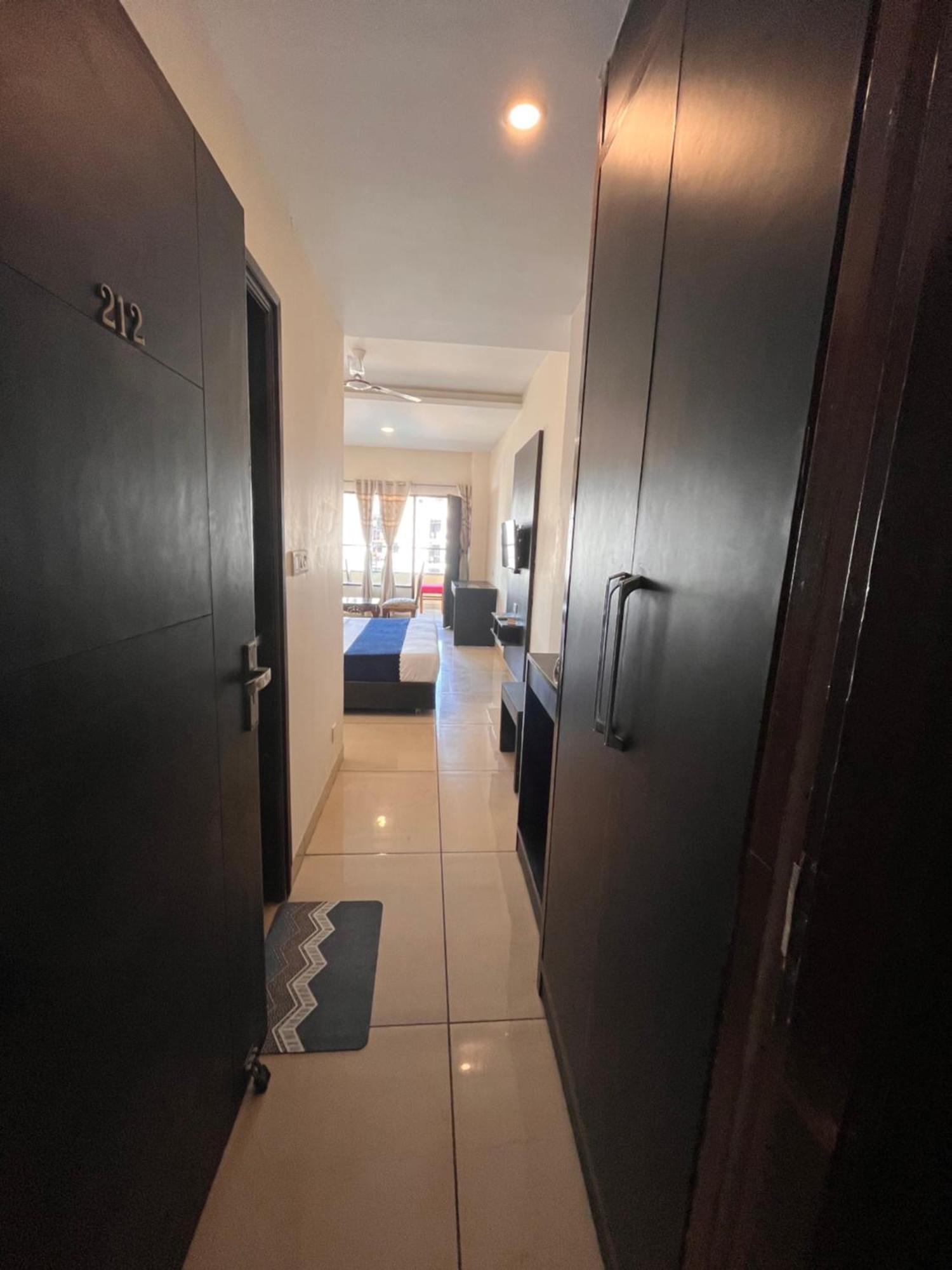 Hotel Jb Residency !! Luxurious & Royal Balcony Rooms !! Large Rooms Zirakpur Exterior foto