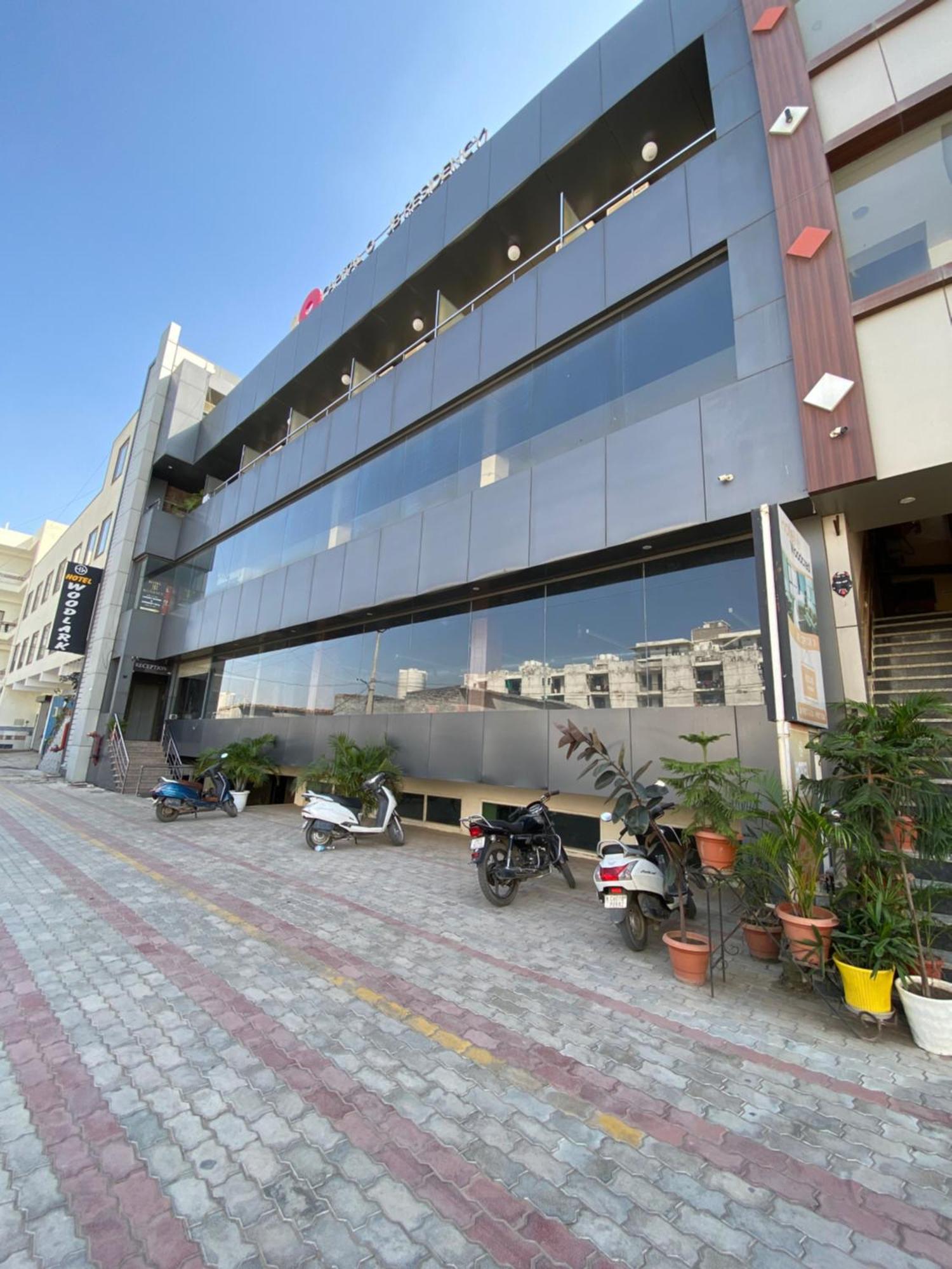 Hotel Jb Residency !! Luxurious & Royal Balcony Rooms !! Large Rooms Zirakpur Exterior foto