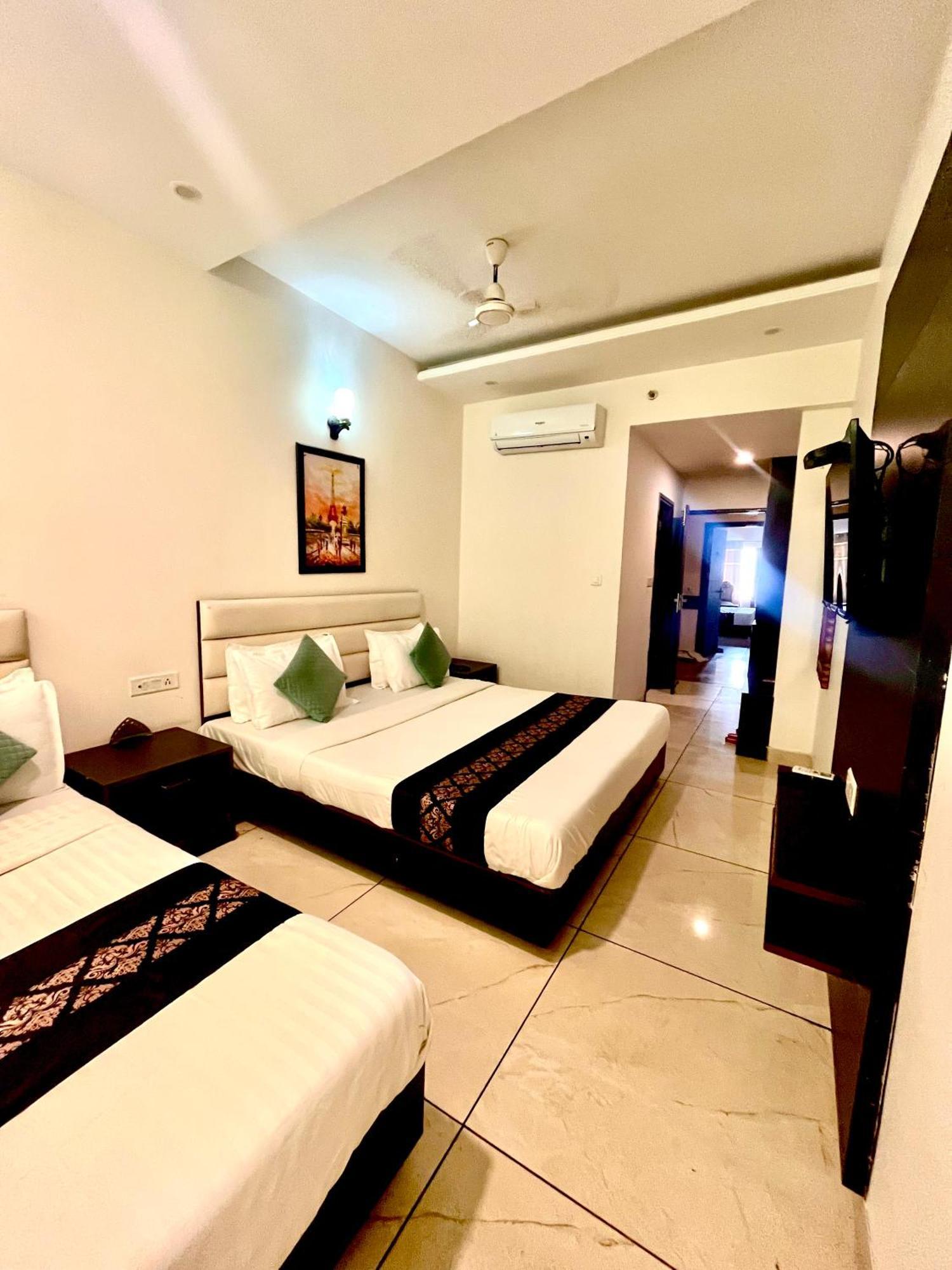 Hotel Jb Residency !! Luxurious & Royal Balcony Rooms !! Large Rooms Zirakpur Exterior foto