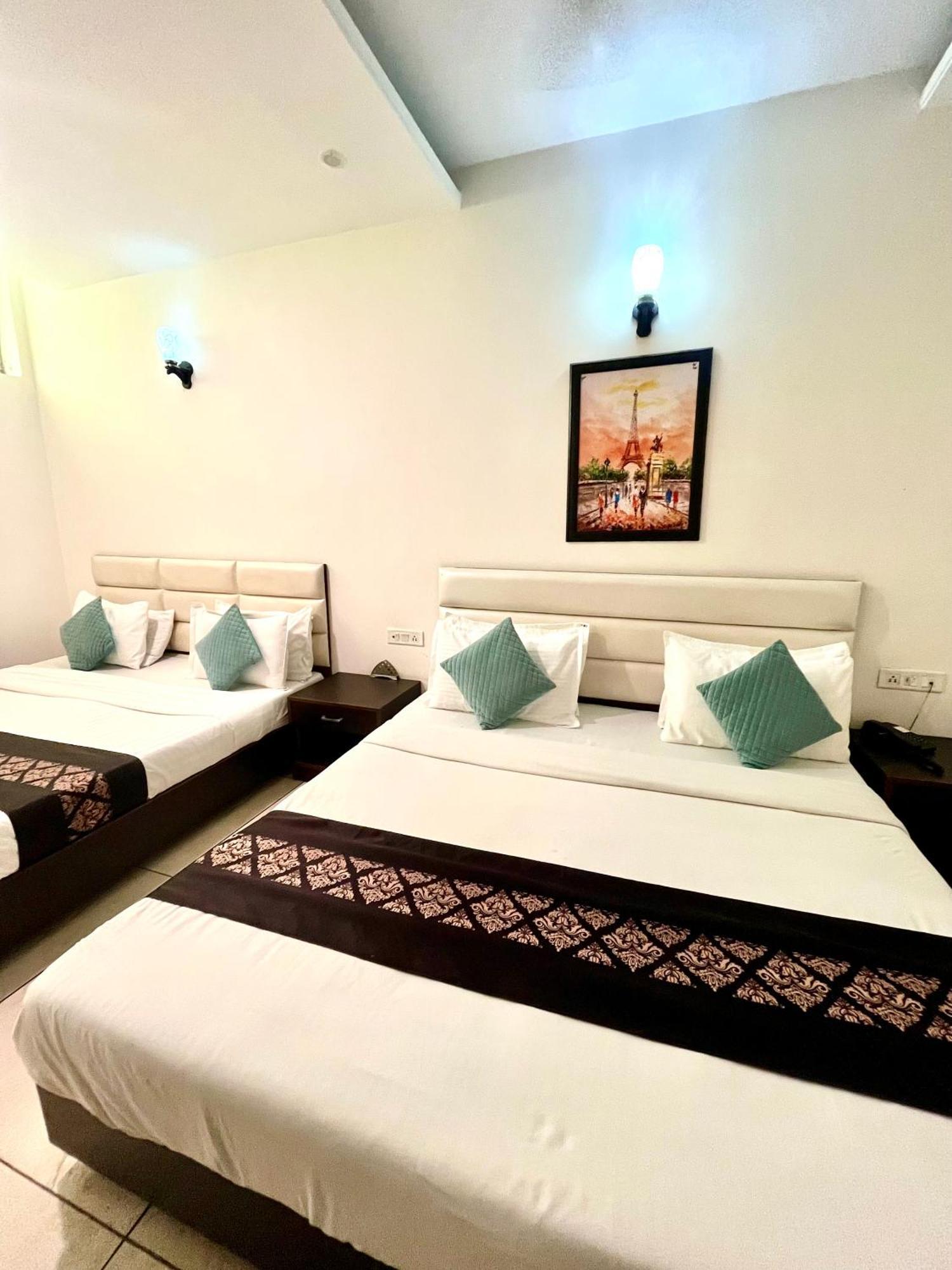 Hotel Jb Residency !! Luxurious & Royal Balcony Rooms !! Large Rooms Zirakpur Exterior foto